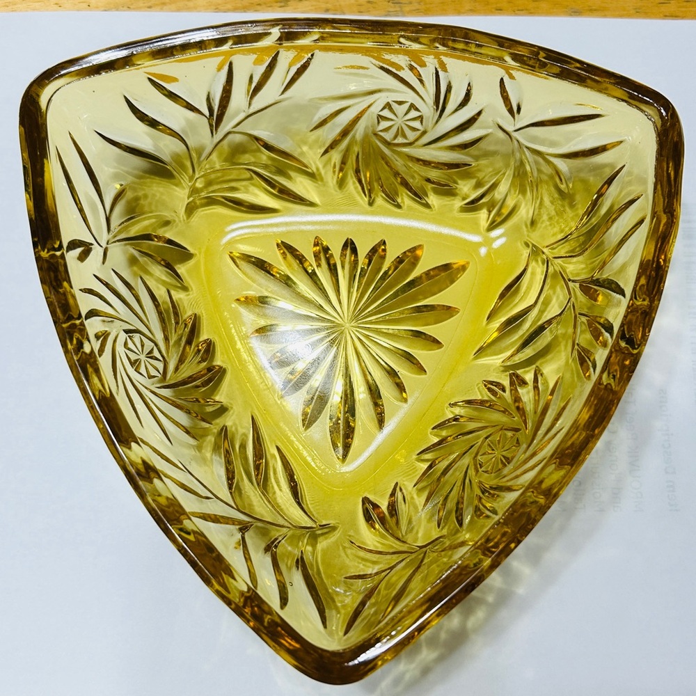 Vintage candy dish, triangular, pinwheel design. Amber color, domed lid w finial - Picture 2 of 5